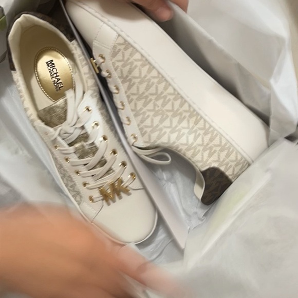 Michael Kors Poppy Color-Block Logo Sneaker - Picture 1 of 9